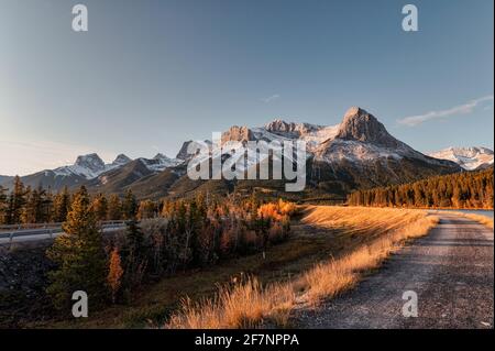 Paysage de lever du soleil sur le mont Rundle, Ha-Ling, Lady Macdonals avec ciel bleu dans la forêt d'automne au réservoir de Rundle forebay, Canmore, Canada Banque D'Images