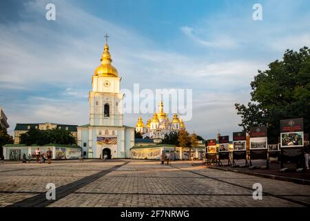 Photo nocturne en grand angle de St Michaels Golden Domed Monastère de Kiev Ukraine Banque D'Images