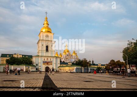 Photo nocturne en grand angle de St Michaels Golden Domed Monastère de Kiev Ukraine Banque D'Images