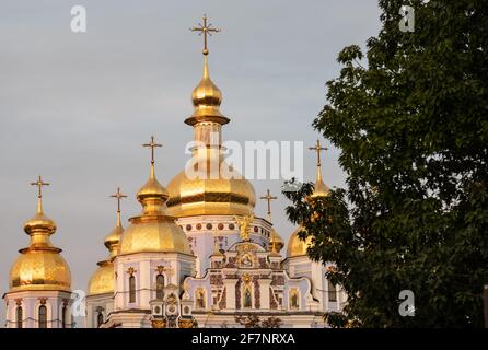 Gros plan sur les dômes de Saint-Michaels Golden Domed Monastère à Kiev Ukraine pendant l'heure d'or Banque D'Images