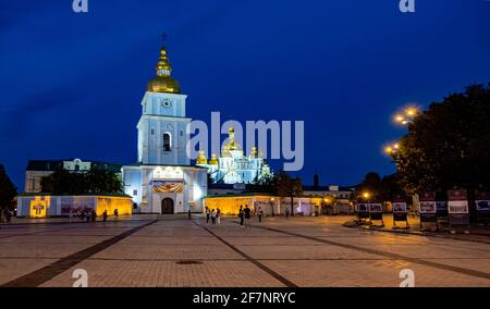 Photo nocturne en grand angle de St Michaels Golden Domed Monastère à Kiev Ukraine du monastère de St Michaels Golden Domed À Kiev Ukraine Banque D'Images