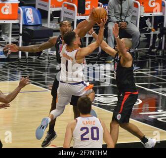 Los Angeles, États-Unis. 08 avril 2021. Devin Booker, le garde de Phoenix Suns, a obtenu un score par rapport à Nicolas Batum, le grand avant-garde des Los Angeles Clippers, au cours de la deuxième moitié au Staples Center de Los Angeles, le jeudi 8 avril 2021. Les Clippers ont battu les Suns 113-103. Photo de Jim Ruymen/UPI crédit: UPI/Alay Live News Banque D'Images