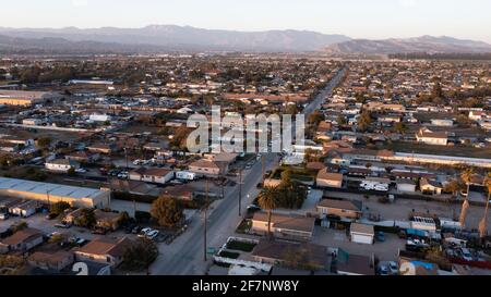 Coucher de soleil vue aérienne d'un quartier résidentiel d'Oxnard, Californie, États-Unis. Banque D'Images