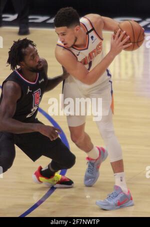 8 avril 2021 : The Los Angeles Clippers vs. The Phoenix Suns au Staples Center de Los Angeles, CA le jeudi 8 avril 2021. Devin Booker des Phoenix Suns est gardé par Patrick Beverly de la la Clippers. Credit: Phillip Kim/Prensa Internacional/ZUMA Wire/Alay Live News Banque D'Images