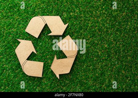 Concept écologique de recyclage avec panneau de recyclage en carton Banque D'Images