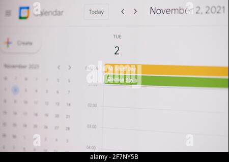 New york, Etats-Unis - 17 février 2021: Toute l'âme jour 2 de novembre sur google calendrier sur l'écran d'ordinateur portable vue rapprochée. Banque D'Images