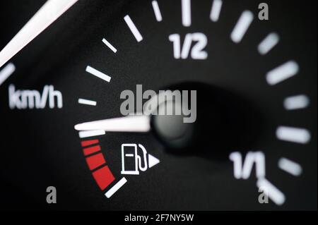 Indicateur de bas niveau de carburant dans le tableau de bord de la voiture vue macro en gros plan Banque D'Images