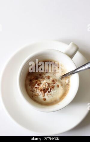 Dessert au café à l'affogato. Tasse d'espresso avec glace à la vanille. Banque D'Images