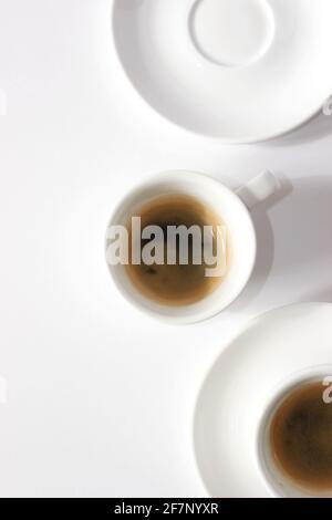 Deux espresso sur fond blanc. Café du matin frais isolé sur blanc. Banque D'Images