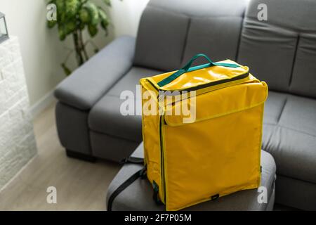 Sac réfrigérateur jaune pour la livraison de nourriture ou pour un voyage dans la nature et le tourisme. Sac Thermo qui empêche les aliments de se gâcher Banque D'Images