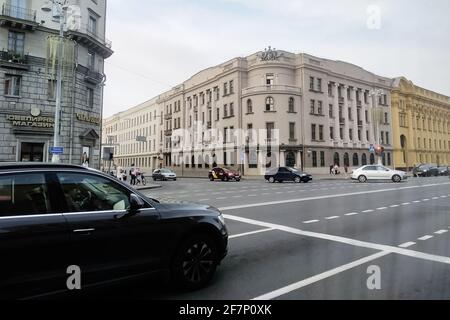 BELARUS, NOVOPOLOTSK - 29 SEPTEMBRE 2020 : jonction d'autoroute avec des voitures dans la ville Banque D'Images