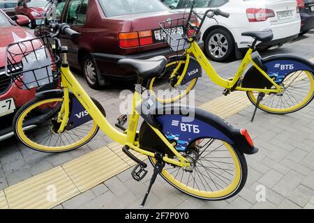 BELARUS, NOVOPOLOTSK - 29 SEPTEMBRE 2020: Location de vélos dans la rue Banque D'Images