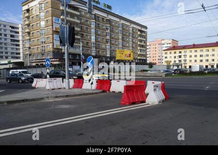 BELARUS, NOVOPOLOTSK - 29 SEPTEMBRE 2020 : pas de rue d'entrée avec barricade Banque D'Images