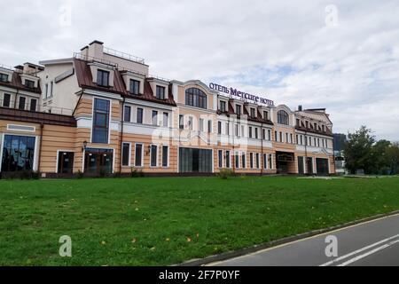 BELARUS, NOVOPOLOTSK - 29 SEPTEMBRE 2020 : bâtiment de style rétro en été Banque D'Images