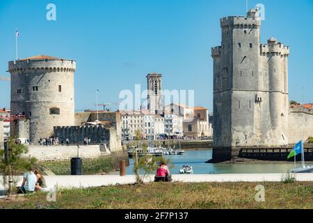 La Rochelle, France - 26 août 2018 : vue de la vieille ville à travers la citadelle Banque D'Images