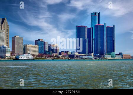 Les gratte-ciel de Detroit comprennent les tours du GM Renaissance Center et le front de mer reflétant la rivière Detroit par une journée ensoleillée. Banque D'Images