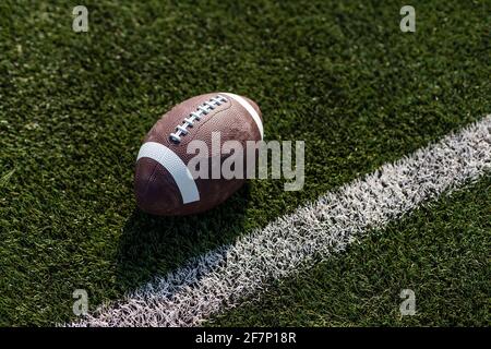 American ballon de rugby sur l'herbe dans le stade Banque D'Images