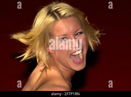 Denise van outen ARRIVE AU BRIT AWARDS le 2001.26 février 2001 Banque D'Images