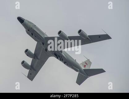 9 avril 2021. L'avion de reconnaissance conjoint RAF Boeing RC-135W Rivet ZZ664 (photographié en 2016 Trooping the Color Flycast) approche la mer Noire depuis l'Ukraine après avoir quitté le Royaume-Uni où il volera au sud de Sébastopol alors que les forces russes s'y construisent dans la région frontalière avec l'Ukraine orientale. Plusieurs avions de surveillance de l'Ouest ont surveillé activement la région au cours de la dernière semaine. Crédit : Malcolm Park/Alay Live News. Banque D'Images