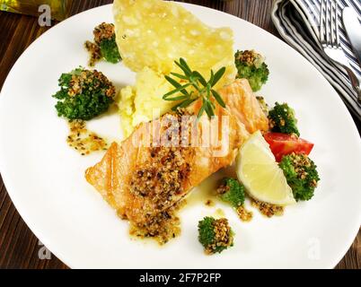 Steak de saumon grillé à la brocoli, purée de pommes de terre, croqueur de fromage sur fond de bois Banque D'Images