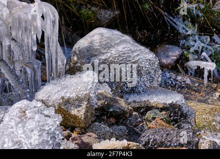 De grands cristaux de glace sur des pierres à proximité de la rivière; le premier automne se froste et approche du concept d'hiver Banque D'Images