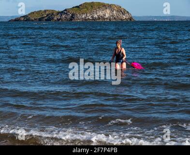 North Berwick, East Lothian, Écosse, Royaume-Uni, 9 avril 2021. Défi de collecte de fonds pour la natation sauvage : la nageuse d'eau libre Rebecca Rennie entreprend un défi de 24 jours, nageant chaque jour jusqu'au 24 avril, pour recueillir de l'argent pour l'aide aux femmes d'Édimbourg via la marche virtuelle du kilomètre. Elle est rejointe par divers amis chaque jour. North Berwick a récemment été considéré comme le meilleur endroit pour vivre en Écosse; les baies pour la baignade sont l'une de ses attractions Banque D'Images