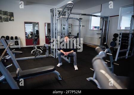 08 avril 2021, Rhénanie-Palatinat, Mommenheim: Torben Stündl, opérateur des studios de fitness Gym7, se trouve dans son entreprise vide. Ses studios doivent rester fermés en raison de l'ordonnance Corona. Dans les villes voisines de Wiesbaden et Mayence, des réglementations très différentes s'appliquent. (À dpa 'les conclusions dans les règles de Corona: La vue de l'attente à travers le Rhin') photo: Sebastian Gollnow/dpa Banque D'Images