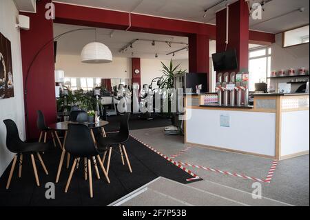 08 avril 2021, Rhénanie-Palatinat, Mommenheim: Le Gym7 Gym7 Gym est vide. L'entreprise doit rester fermée en raison de l'ordonnance Corona. Dans les villes voisines de Wiesbaden et Mayence, des réglementations très différentes s'appliquent. (À dpa 'conclusions dans les règlements de Corona: La perspective de vue sur le Rhin') photo: Sebastian Gollnow/dpa Banque D'Images