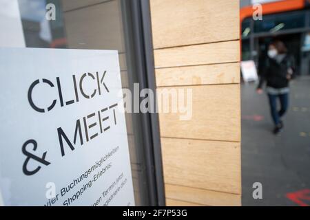 08 avril 2021, Rhénanie-Palatinat, Mayence : un panneau indique « Click & Meet » dans un magasin de vêtements du centre-ville. Les villes voisines de Wiesbaden et de Mayence ont des règles très différentes. (À dpa 'les conclusions dans les règles de Corona: La vue de l'attente à travers le Rhin') photo: Sebastian Gollnow/dpa Banque D'Images