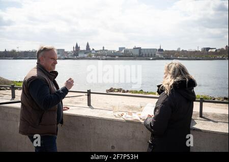 08 avril 2021, Hessen, Wiesbaden: Bernd Gese et Stefanie Behrens se tiennent sur la promenade du Rhin. Dans les villes voisines de Wiesbaden et Mayence, des règles très différentes s'appliquent. (À dpa 'les conclusions dans les règles de Corona: La vue sur le Rhin en attente') photo: Sebastian Gollnow/dpa Banque D'Images