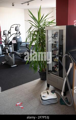08 avril 2021, Rhénanie-Palatinat, Mommenheim: Il y a un aspirateur dans la salle de gym fermée Gym7. L'entreprise doit rester fermée en raison de l'ordonnance Corona. Dans les villes voisines de Wiesbaden et Mayence, des réglementations très différentes s'appliquent. (À dpa 'conclusions dans les règlements de Corona: La perspective de vue sur le Rhin') photo: Sebastian Gollnow/dpa Banque D'Images