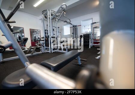 08 avril 2021, Rhénanie-Palatinat, Mommenheim: Le Gym7 Gym7 Gym est vide. L'entreprise doit rester fermée en raison de l'ordonnance Corona. Dans les villes voisines de Wiesbaden et Mayence, des réglementations très différentes s'appliquent. (À dpa 'conclusions dans les règlements de Corona: La perspective de vue sur le Rhin') photo: Sebastian Gollnow/dpa Banque D'Images