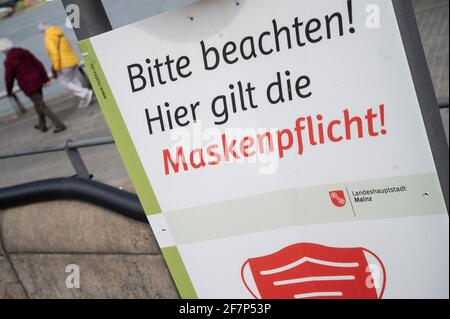 08 avril 2021, Rhénanie-Palatinat, Mayence: 'Veuillez noter! Les masques sont obligatoires ici!' Est écrit sur un panneau sur la promenade du Rhin. Dans les villes voisines de Wiesbaden et Mayence, des réglementations très différentes s'appliquent. (À dpa 'les conclusions dans les règles de Corona: La vue sur le Rhin en attente') photo: Sebastian Gollnow/dpa Banque D'Images