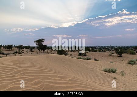 belle vue sur le désert de thar et les rayons du soleil à l'heure bleue et au coucher du soleil. Banque D'Images
