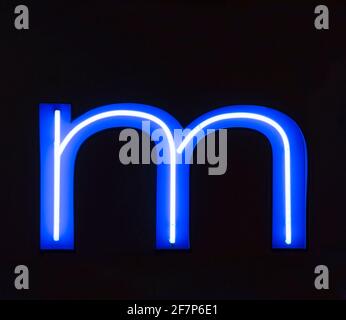 Lettre m lumineuse bleue au néon la nuit Banque D'Images