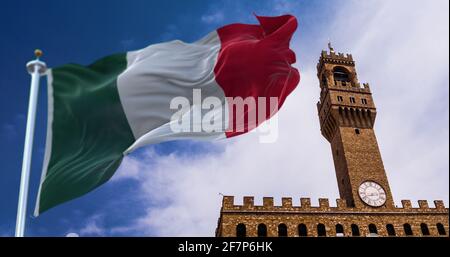 Le drapeau italien agitant dans le vent avec la tour du Palazzo Vecchio à Florence en arrière-plan. Destinations touristiques et de voyage. Banque D'Images