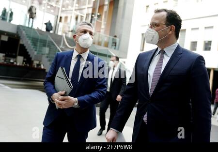 Berlin, Allemagne. 09e avril 2021. Jens Spahn (r, CDU), ministre fédéral de la Santé, et Lothar H. Wieler, président de l'Institut Robert Koch (RKI), quittent le bâtiment après une conférence de presse sur la situation actuelle de Corona. Credit: Kay Nietfeld/dpa/Alay Live News Banque D'Images