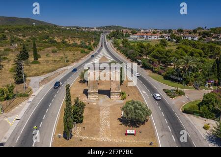 Vues aériennes de l'arc romain de Berà, dans l'ancienne via romaine Augusta (Tarragone, Catalogne, Espagne) ESP: Vues aéreas del Arc de Berà, España Banque D'Images