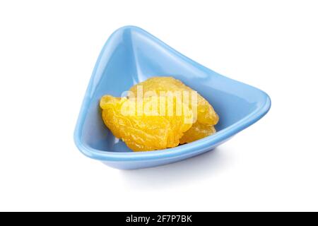 Fruits de poire séchés dans un bol bleu isolé sur fond blanc. Deux poires confites Banque D'Images