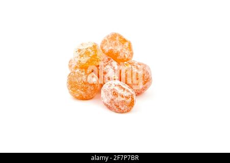 Kumquats confits, fruits secs isolés sur fond blanc. Heapo de kumquats enrobés de sucre Banque D'Images