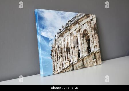 Imprimé toile étiré sur le cadre avec papier cadeau. Photographie de l'Arena de Nîmes sur fond blanc et gris, photo imprimée sur toile, s Banque D'Images