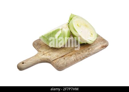 Demi-tête de chou blanc sur planche à découper en bois isolée sur fond blanc. Ingrédient pour plat de légumes Banque D'Images