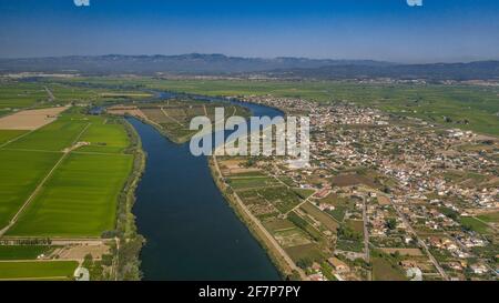 Vue aérienne de la ville de Deltebre et du fleuve Ebro dans le delta de l'Ebre (province de Tarragone, Catalogne, Espagne) Banque D'Images