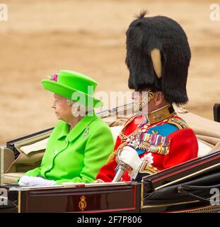 11 juin 2016. HM Queen Elizabeth II assiste à 2016 Trooping la cérémonie de la couleur au Horse Guards Parade à Londres, Royaume-Uni, à l'occasion de son 90e anniversaire avec le prince Philip, duc d'Édimbourg, à côté de la voiture ouverte. Le duc d'Édimbourg porte l'uniforme du colonel en chef, Grenadier Guards. Crédit : Malcolm Park/Alay Live News. Banque D'Images