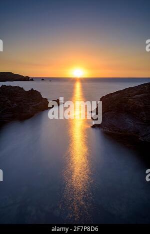 Plage de Bramant, dans un lever de soleil d'été placide au-dessus de la mer Méditerranée et de la côte de la Costa Brava (Cap de Creus, Catalogne, Espagne) Banque D'Images
