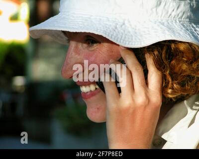 téléphone de la femme aux cheveux rouges Banque D'Images