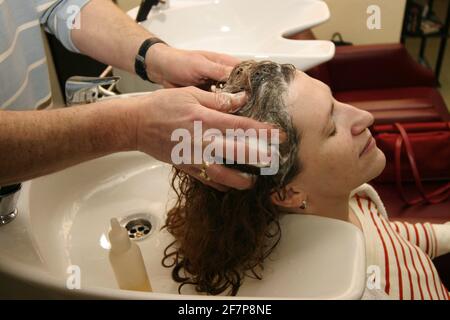 femme au salon de coiffure, se lavant les cheveux Banque D'Images