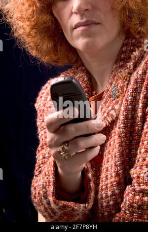 téléphone de la femme aux cheveux rouges Banque D'Images