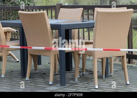 ruban barrière de chaises d'extérieur et tables de gastronomie dans temps de verrouillage pendant la pandémie de corona Banque D'Images