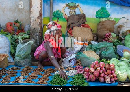 Koraput, Inde - février 2021: Femme d'Adivasi de la tribu Kondh vendant des légumes sur le marché de Koraput le 21 février 2021 à Odisha, Inde. Banque D'Images